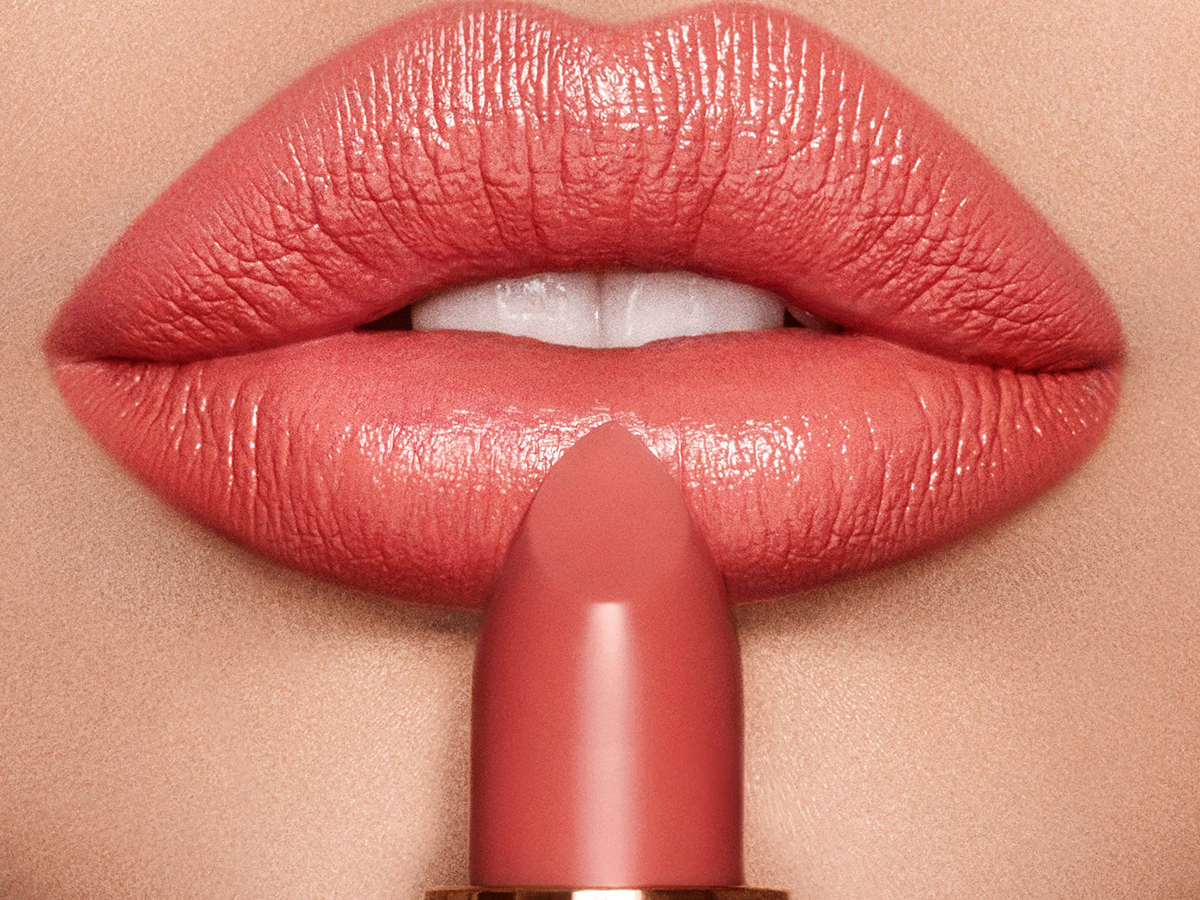  K.I.S.S.I.N.G Lipstick in Coachella Coral lip close up